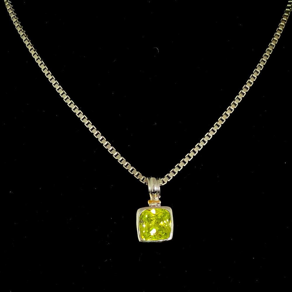 Green Swarovski crystal pendant necklace with silver box style chain. NWOT